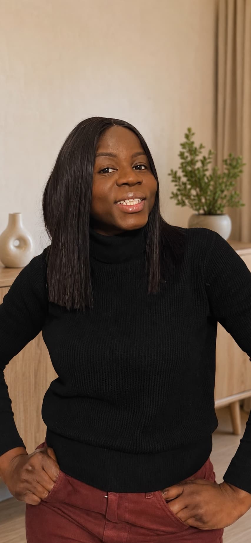 Nathalie Ndombele, fondatrice de LUCIDOMA, debout et souriante dans un intérieur clair